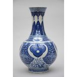 A Chinese vase in blue and white porcelain, marked (h39cm)