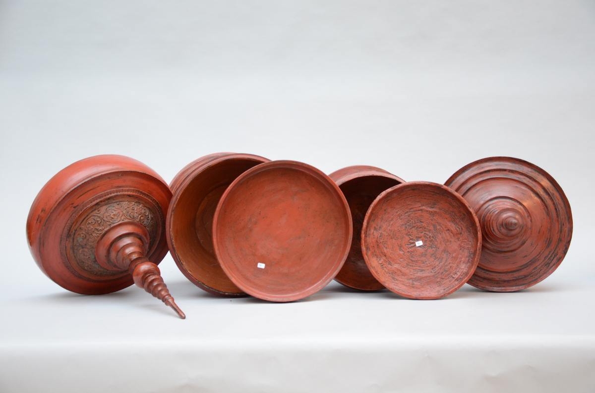 Lot: 2 stupas in red lacquer (h51-78cm) - Image 4 of 4