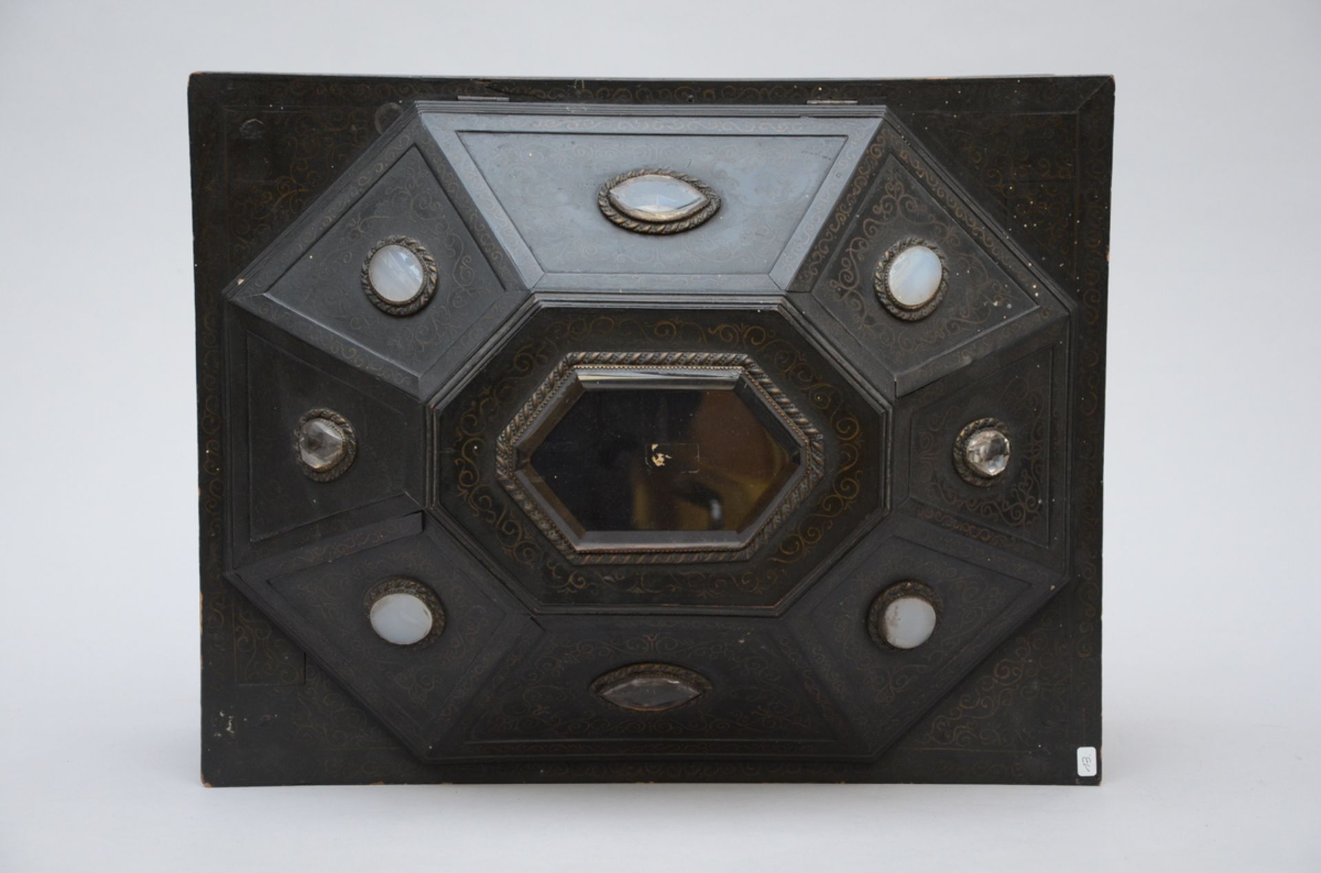 A shrine in black wood with cabochons, 17th century (h32x50x39cm) (*) - Image 3 of 4