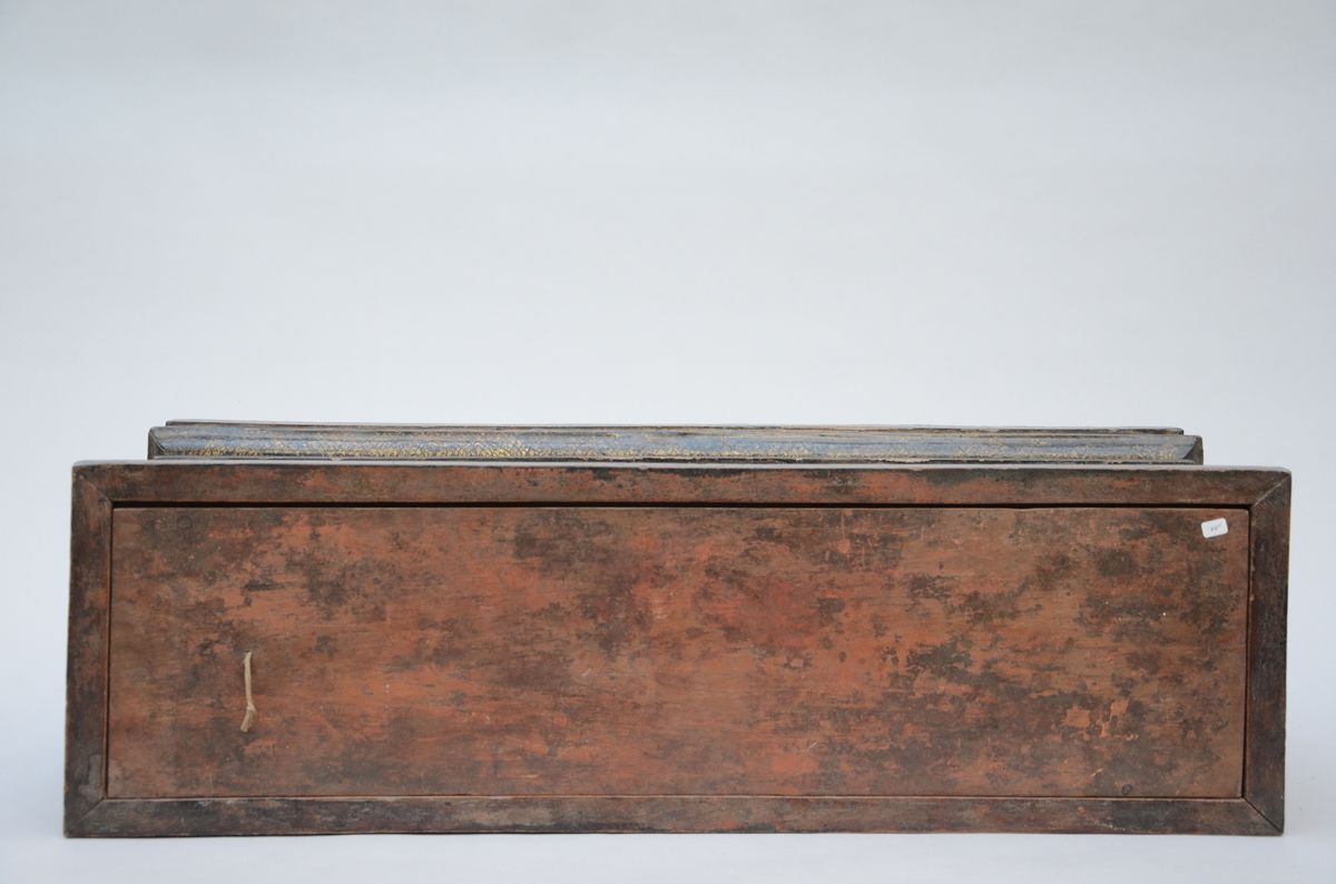 A fine Thai lacquered trunk for prayers, 19th century (31x81x26cm) - Image 3 of 4
