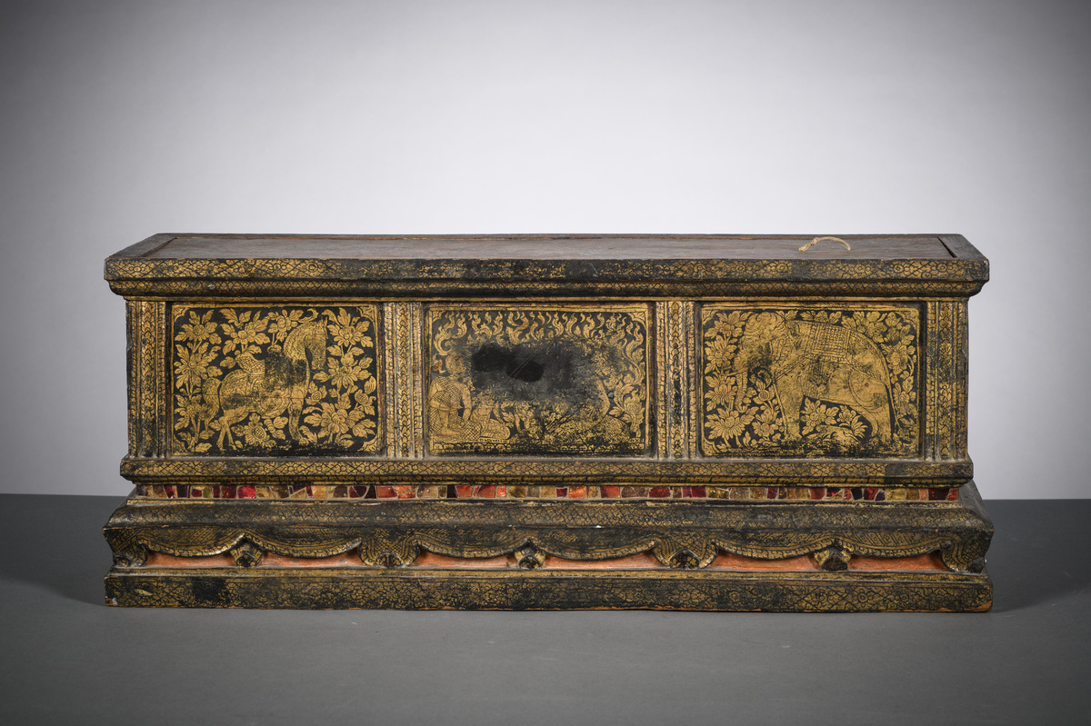 A fine Thai lacquered trunk for prayers, 19th century (31x81x26cm) - Image 2 of 4