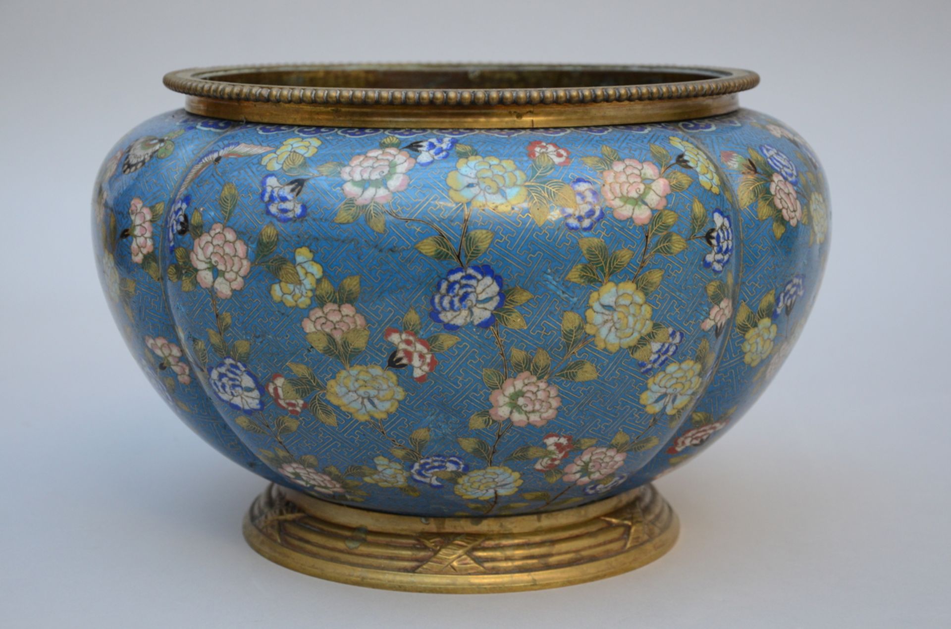 A lobed coupe in cloisonné 'flowers and butterflies' (h20x32cm) - Image 2 of 4