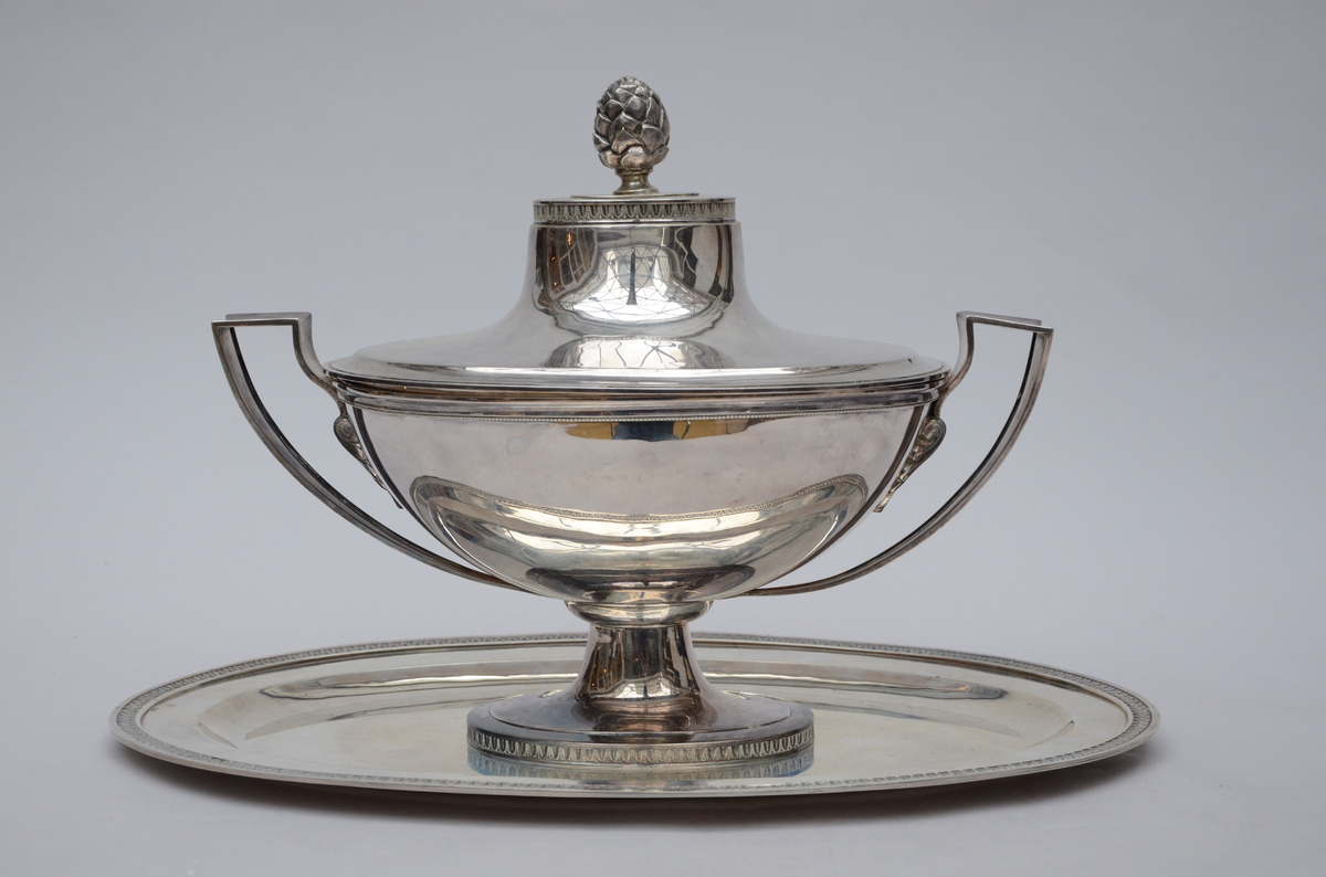 A silver soup tureen with tray (50x33cm)