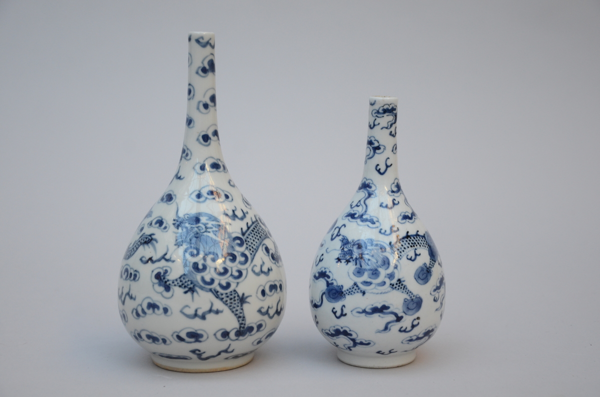 Two Chinese vases 'dragons', made for the Vietnamese market (h15 - 19cm)