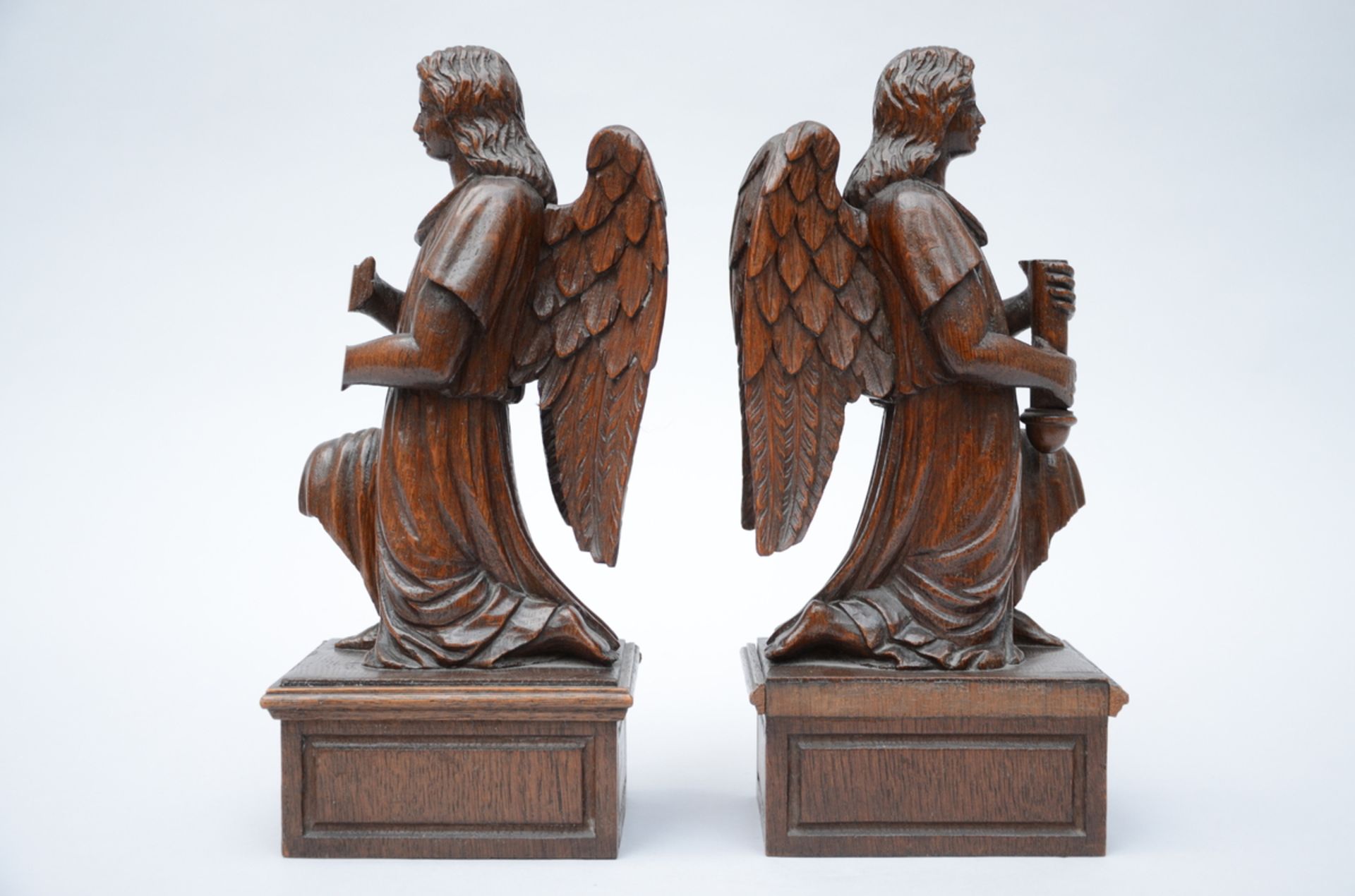 A pair of gothic revival angels in oak (h32cm) (*) - Bild 2 aus 3