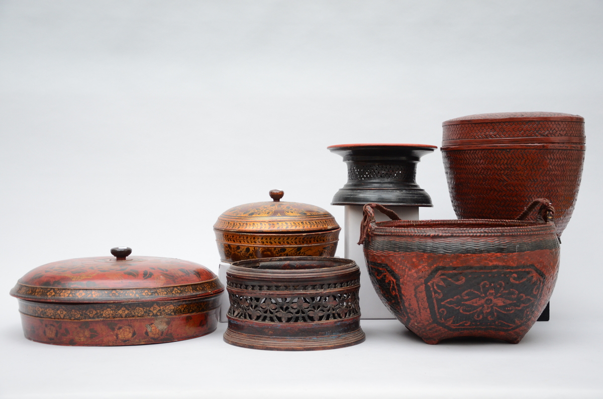 Lot lacquered objects: lidded jar (17x41cm), jar (16x28cm) and 2 baskets (28 and 23cm)