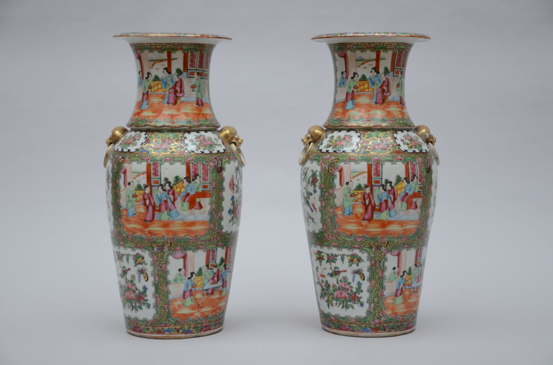 A pair of Canton porcelain vases (h46.5) - Bild 3 aus 5