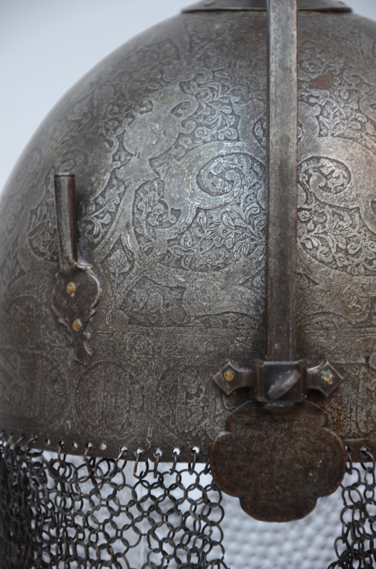 Engraved Indo-Persian helmet and a shield (h28 dia46cm) - Bild 2 aus 5