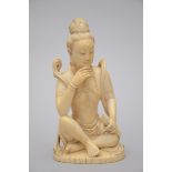 A Chinese statue in ivory 'Bodhisattva', around 1900 (H 18.5cm)