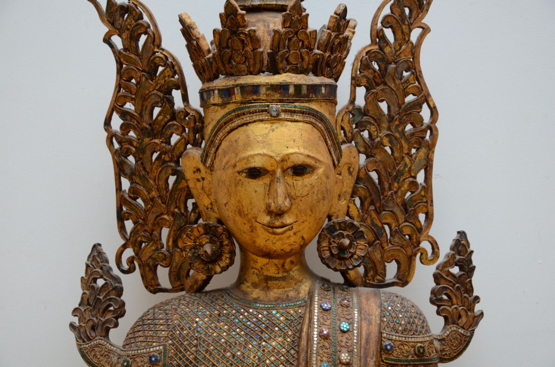 A large Burmese Buddha in wood with inlaywork, 20th century (h136cm) - Bild 5 aus 5
