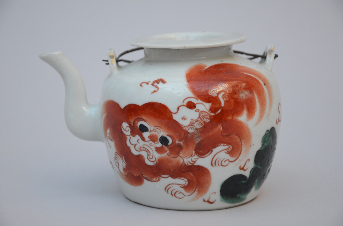 A Chinese porcelain teapot 'foo dogs' (h10cm)