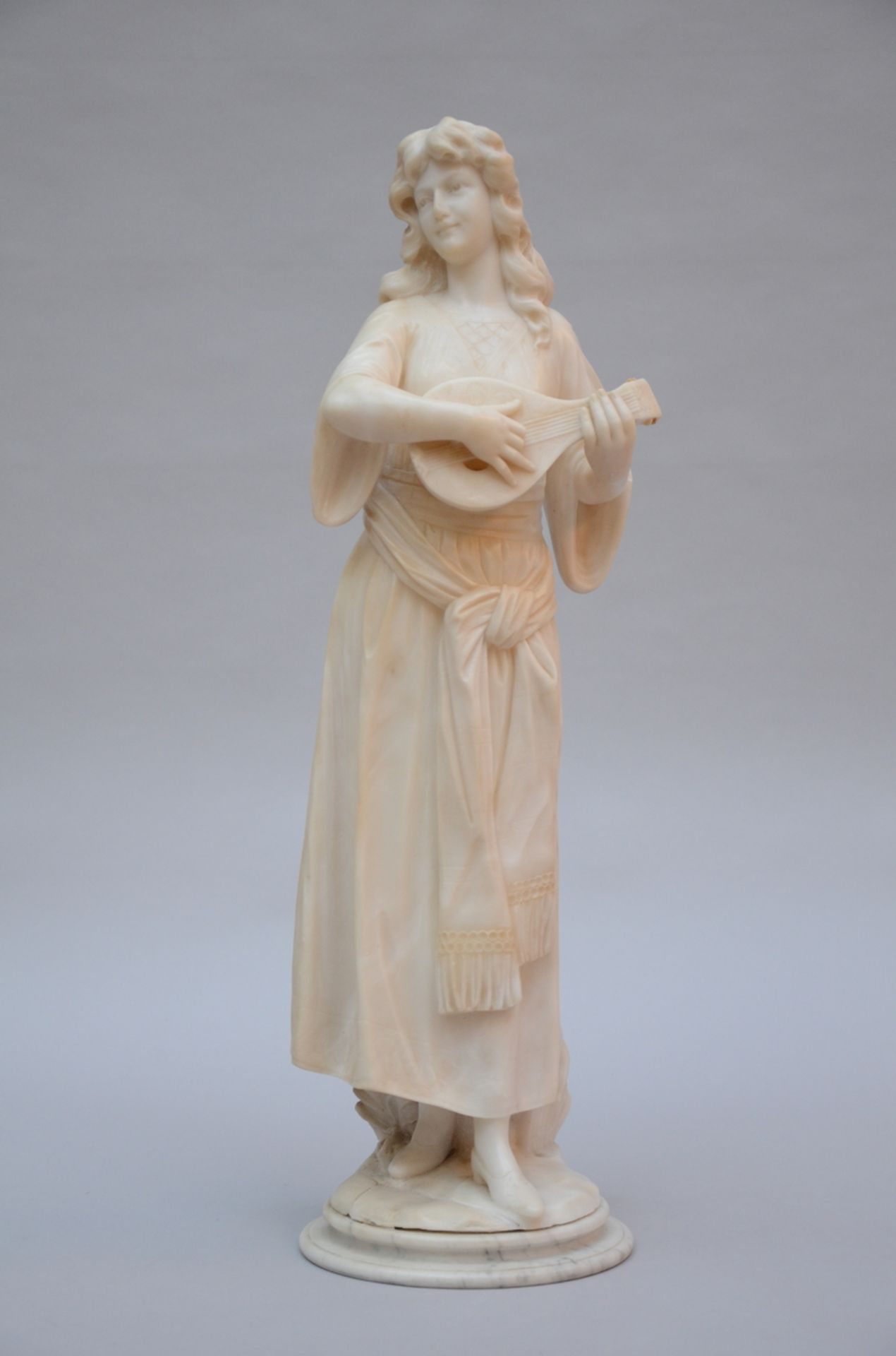 Statue in alabaster 'lady with instrument' (h74cm) (*)