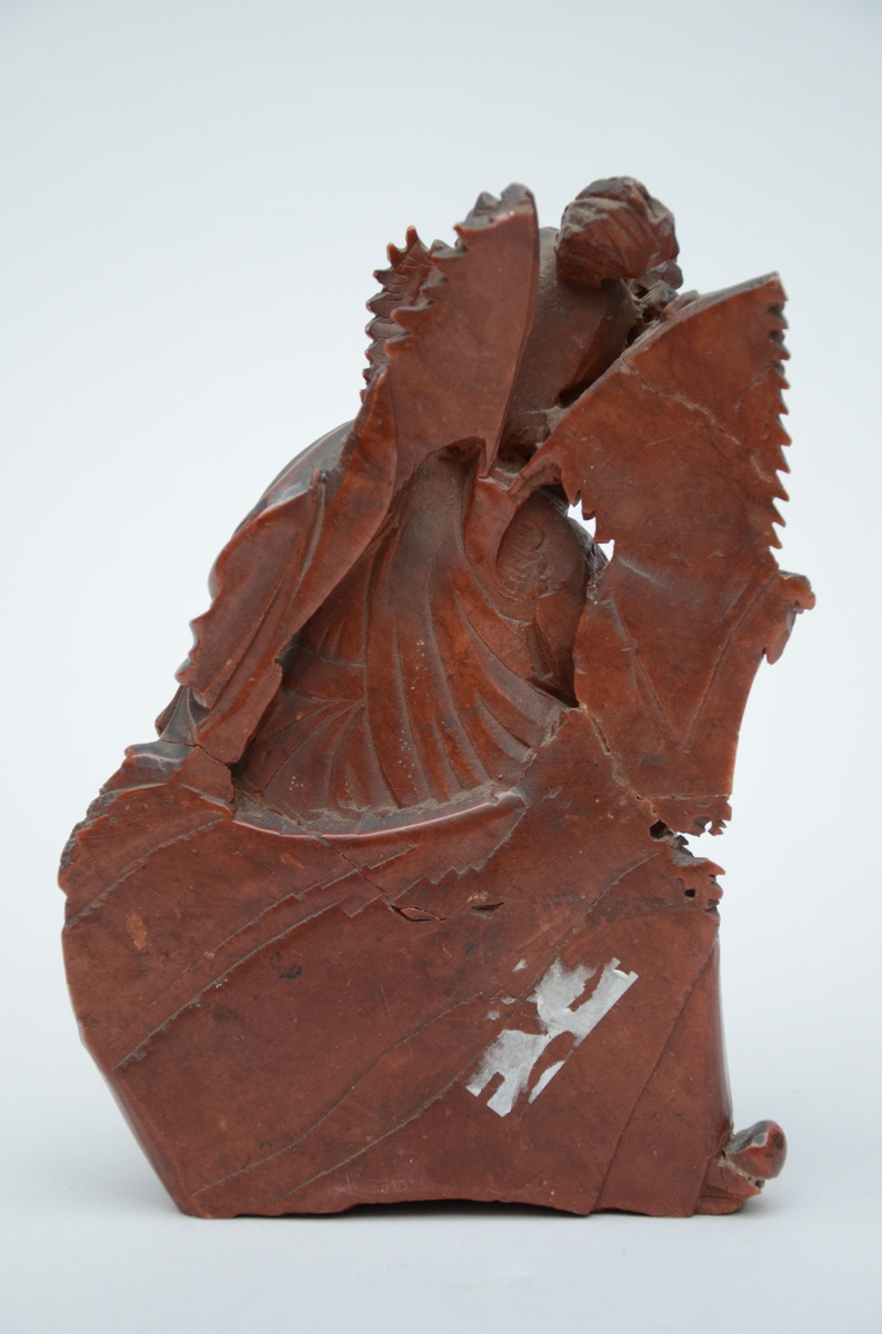 A Chinese sculpture in red soapstone 'Guandi' (h19cm) (*) (19cm) - Image 3 of 5