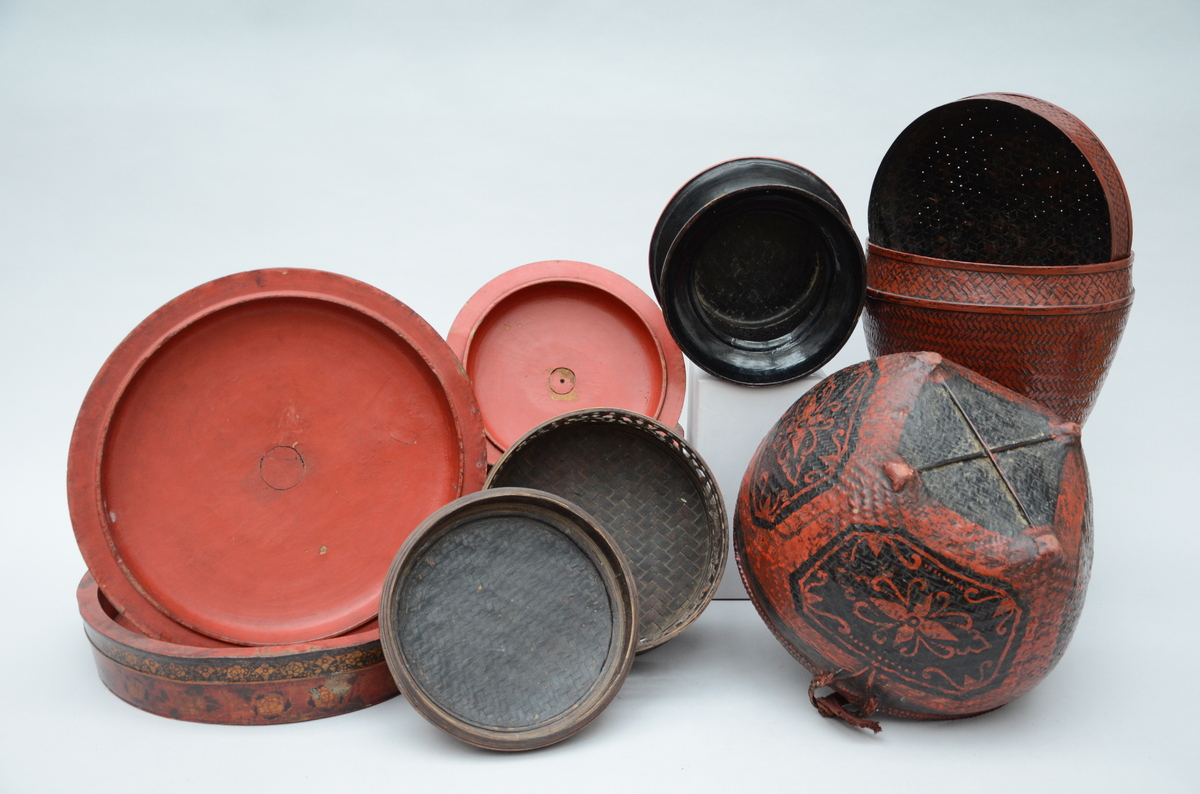 Lot lacquered objects: lidded jar (17x41cm), jar (16x28cm) and 2 baskets (28 and 23cm) - Image 3 of 3