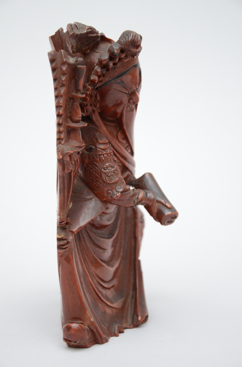 A Chinese sculpture in red soapstone 'Guandi' (h19cm) (*) (19cm) - Image 2 of 5