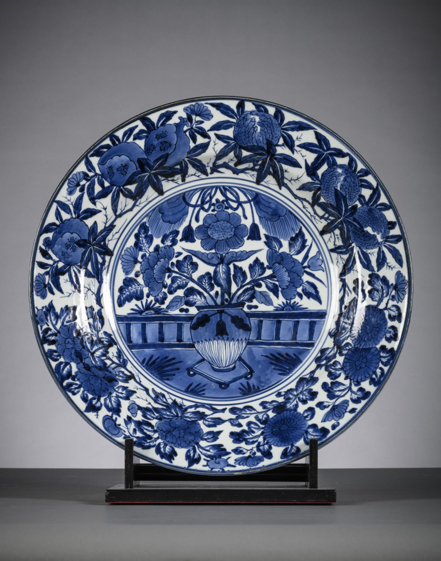 Exceptionally large dish in Japanese Arita porcelain, 17th/18th century (dia 55cm)