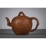 A large Chinese Yixing teapot, 18th century (h16x24cm)