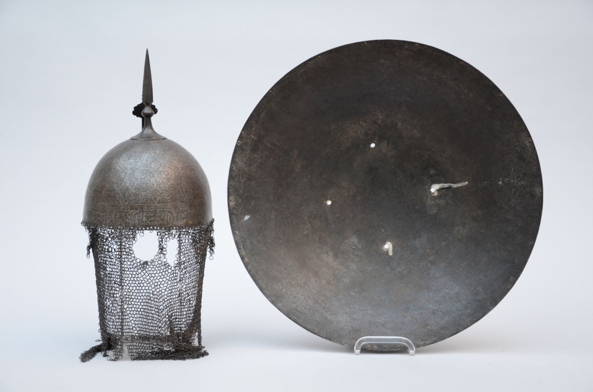 Engraved Indo-Persian helmet and a shield (h28 dia46cm) - Bild 5 aus 5