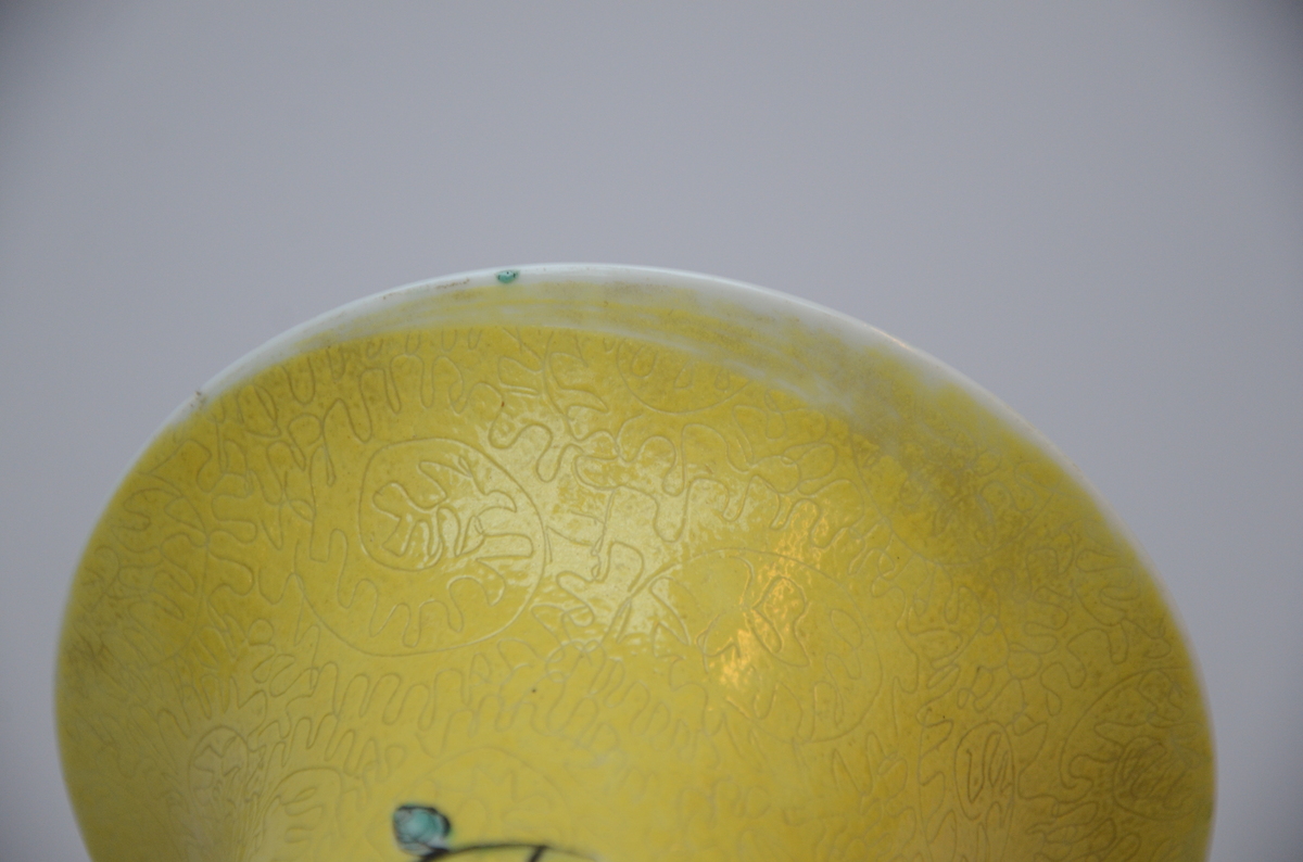 Yellow vase in Chinese famille rose porcelain 'graviata' (H40cm) - Image 5 of 5