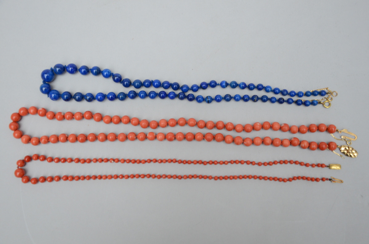 Lot: 2 necklaces in coral and 1 in lapis lazuli (length 58-62cm)