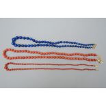 Lot: 2 necklaces in coral and 1 in lapis lazuli (length 58-62cm)