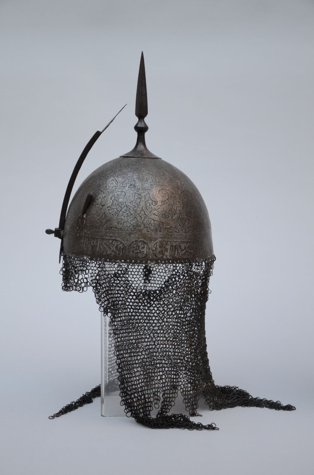 Engraved Indo-Persian helmet and a shield (h28 dia46cm) - Bild 4 aus 5