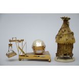 Lot: a gilt balance with egg in mother-of-pearl (11x20x10cm) + a Charles X beehive (h21cm)