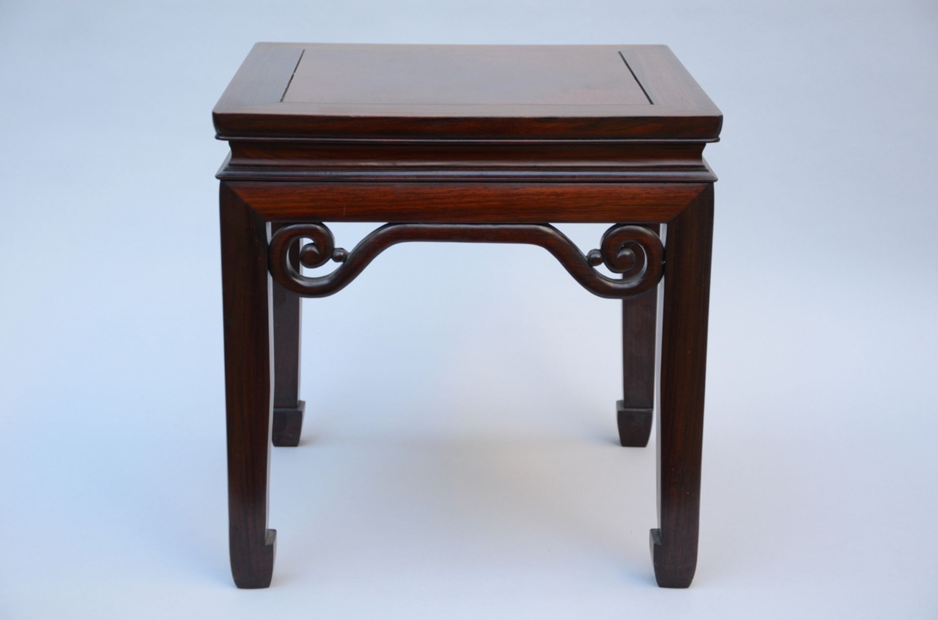 A Chinese small table in hard wood (46x45x45cm)