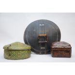 Lot of 3 objects in lacquer: shield (dia59cm) 2 Indian boxes (h20x29x19cm) (h23xdia34cm)