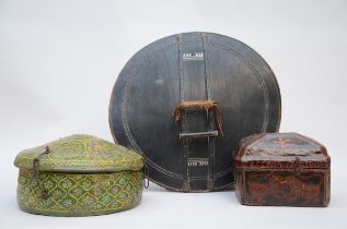 Lot of 3 objects in lacquer: shield (dia59cm) 2 Indian boxes (h20x29x19cm) (h23xdia34cm)