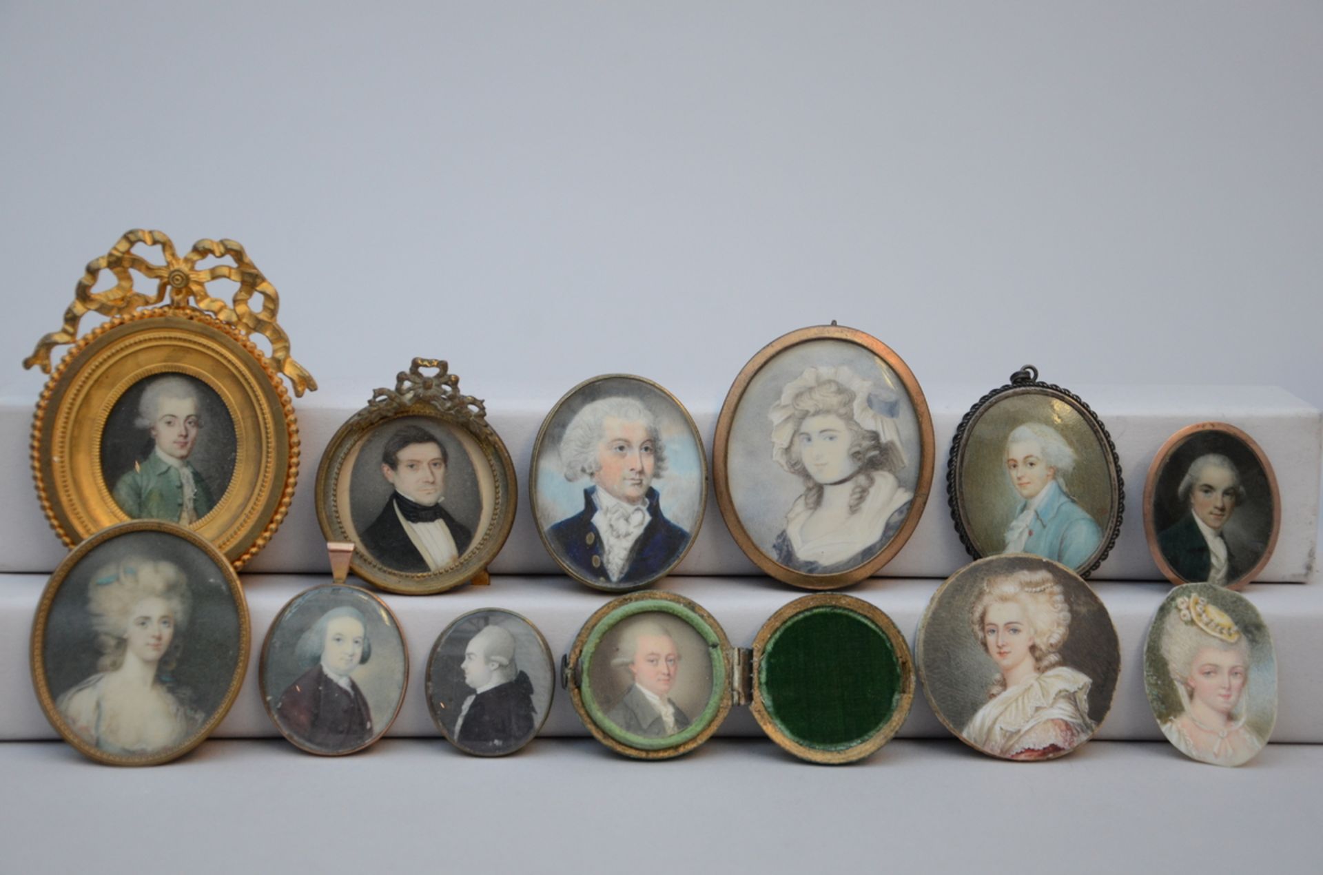 Lot: 12 miniatures from the 18th and 19th century (dia 3 to 6 cm)