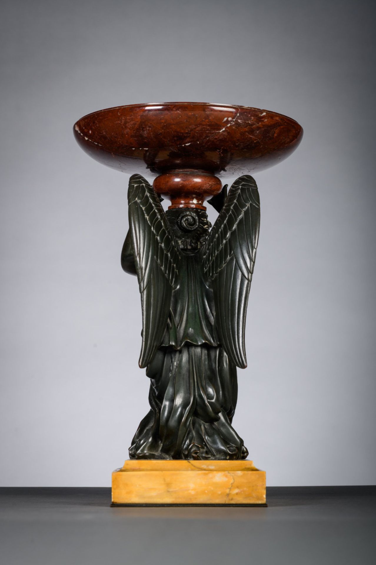 A decorative tazza in bronze and marble 'angel', 19th century (h39cm) (*) - Image 4 of 5