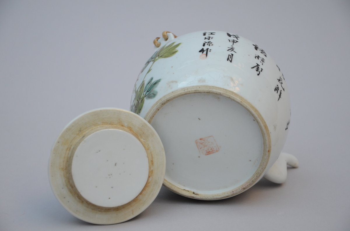 A Chinese porcelain teapot 'decor with bird', signed (h12cm) - Image 3 of 3