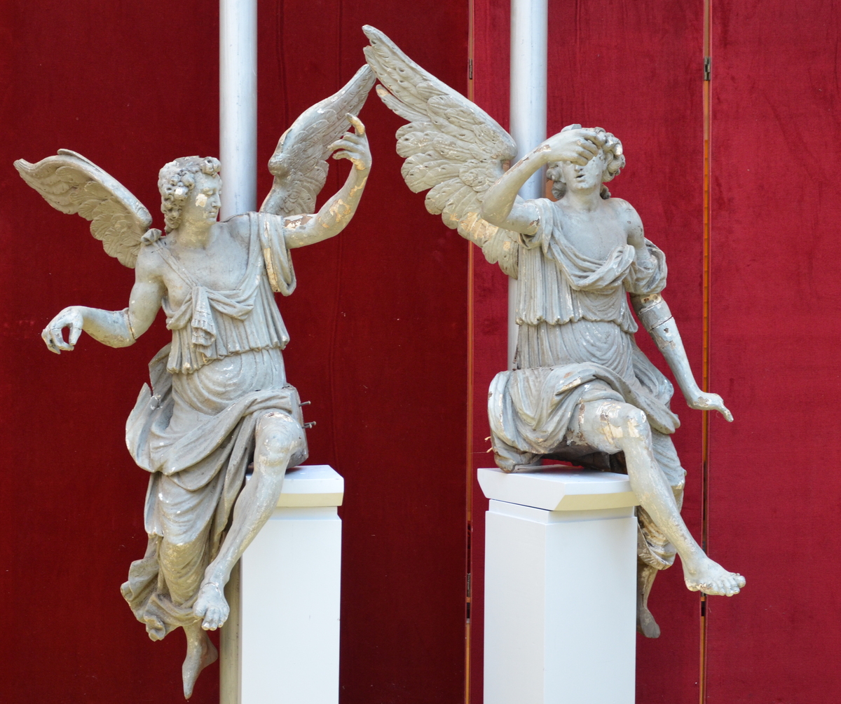 A pair of large, exceptional wooden angels, probably Liège Baroque period (h110cm and h125cm) (*)