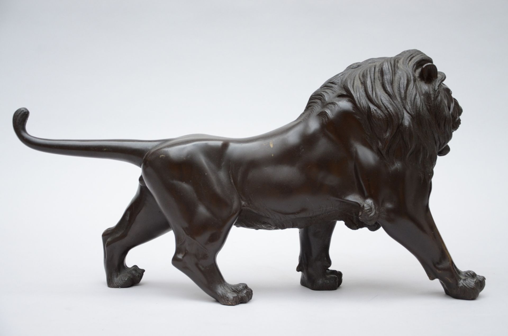 Japanese bronze sculpture 'lion', Meiji period (32x59x13cm) - Image 4 of 5