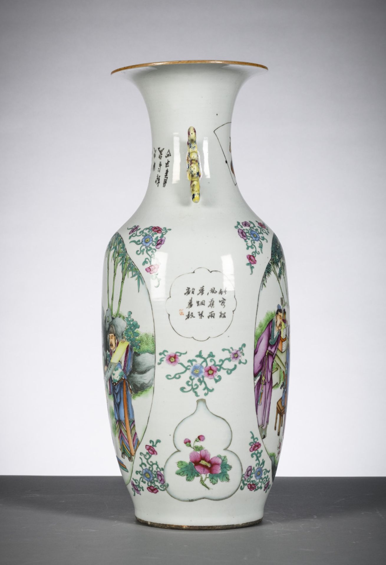 Chinese porcelain vase with double decoration 'sages inspecting paintings' (h59.5 cm) - Bild 2 aus 6