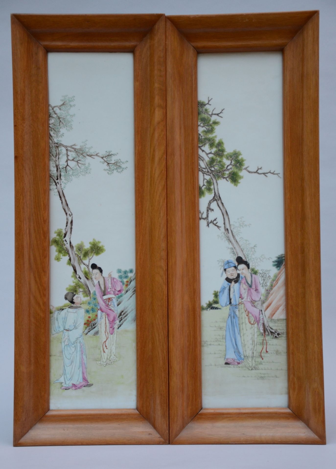 A pair of Chinese famille rose porcelain plaques 'couples in love' (80x19cm)