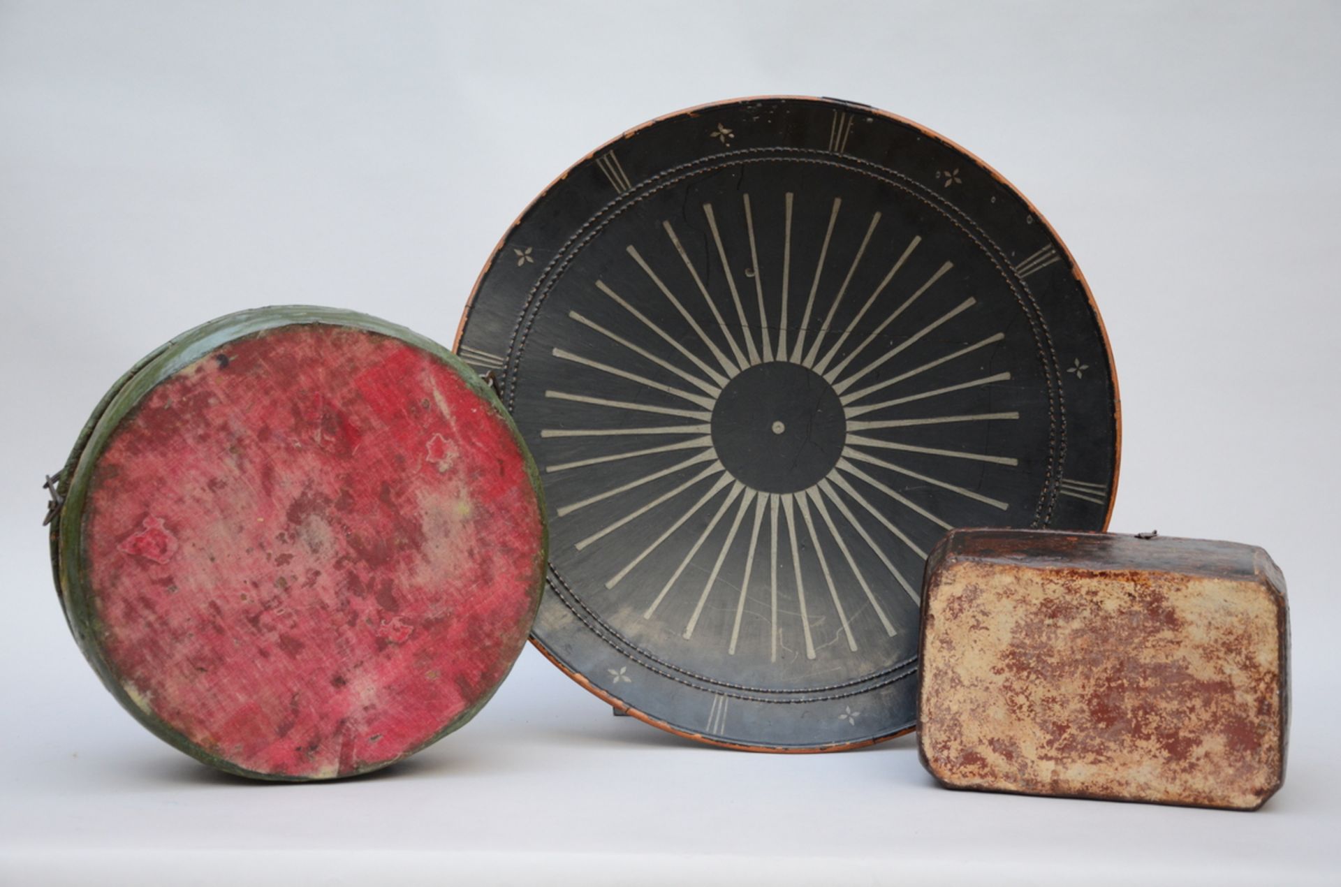Lot of 3 objects in lacquer: shield (dia59cm) 2 Indian boxes (h20x29x19cm) (h23xdia34cm) - Bild 3 aus 3