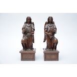 A pair of gothic revival angels in oak (h32cm) (*)