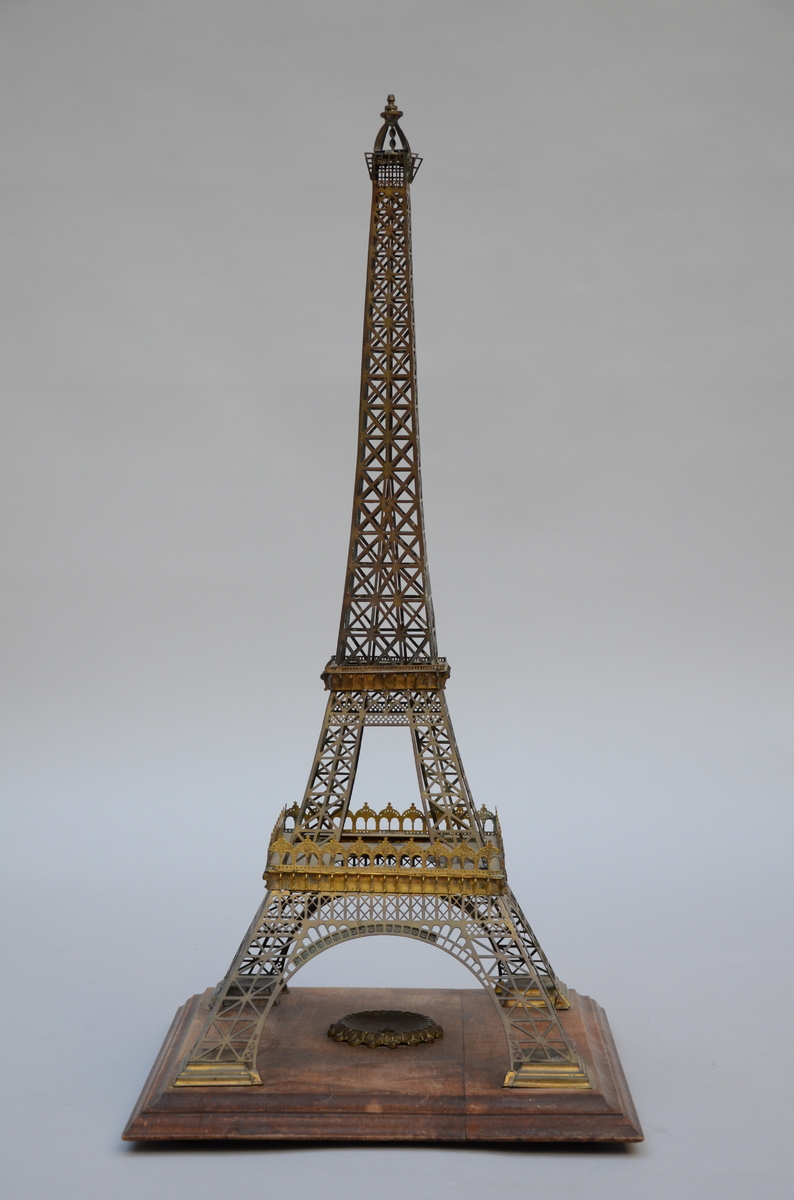 Model of the Eiffel Tower made by 'Usine métallurgique parisienne' run by Gustave Eiffel (h60cm) - Image 2 of 6