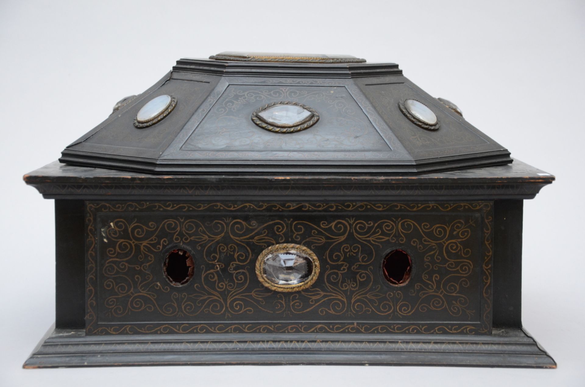 A shrine in black wood with cabochons, 17th century (h32x50x39cm) (*) - Image 2 of 4