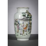 Chinese famille rose porcelain vase 'travellers', Republic period (h21.5cm)