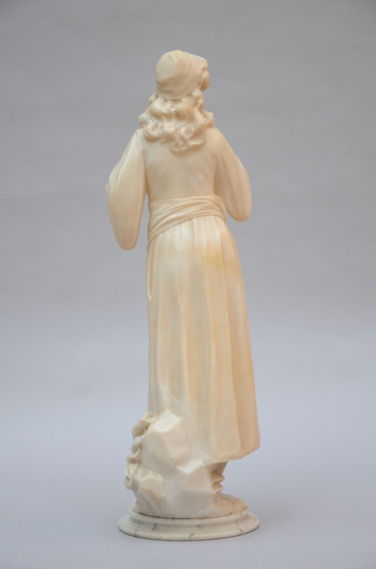 Statue in alabaster 'lady with instrument' (h74cm) (*) - Image 2 of 4