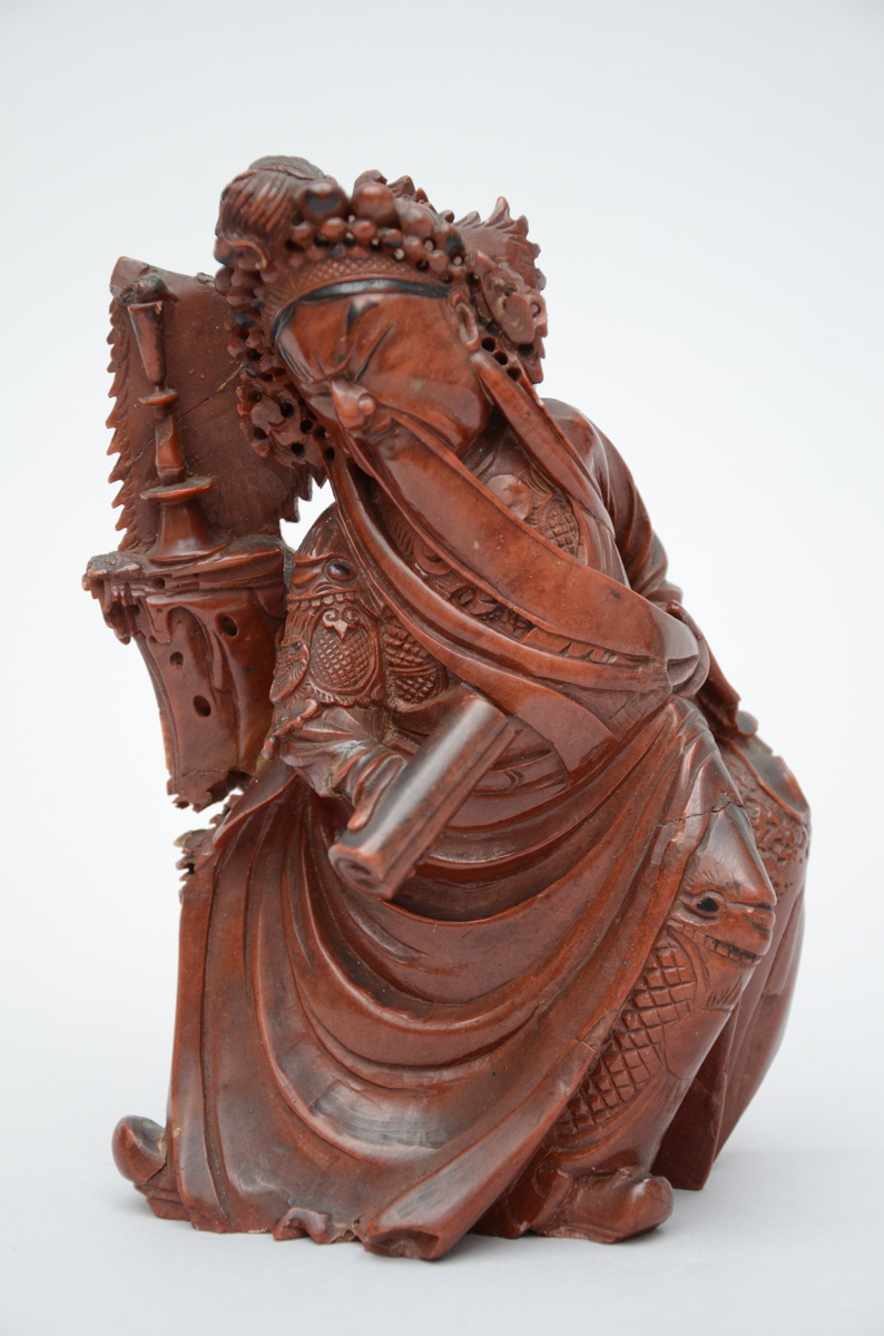 A Chinese sculpture in red soapstone 'Guandi' (h19cm) (*) (19cm)