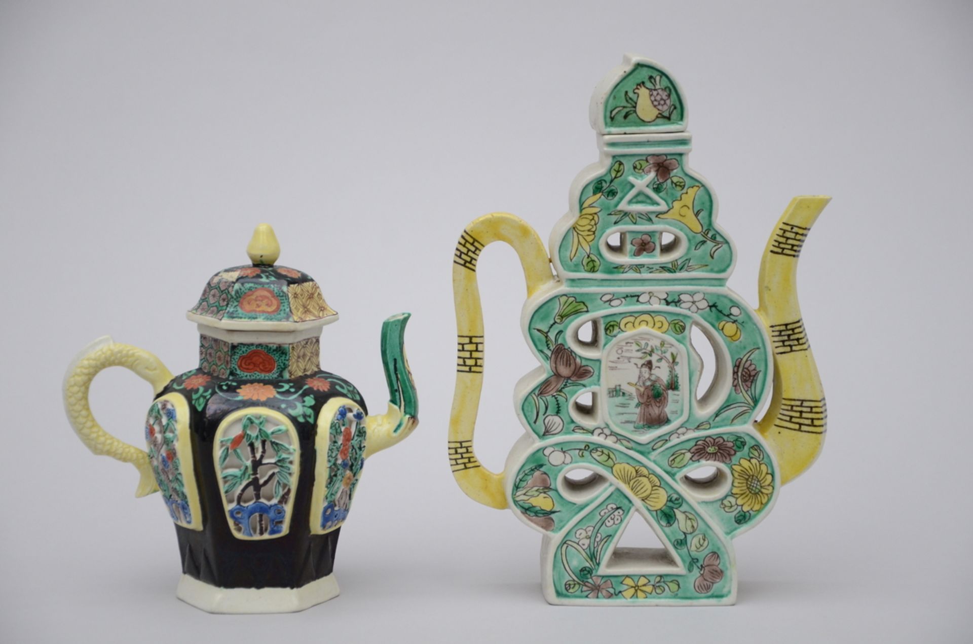 2 famille verte teapots in Chinese porcelain (H16.5 - 24cm) (*)