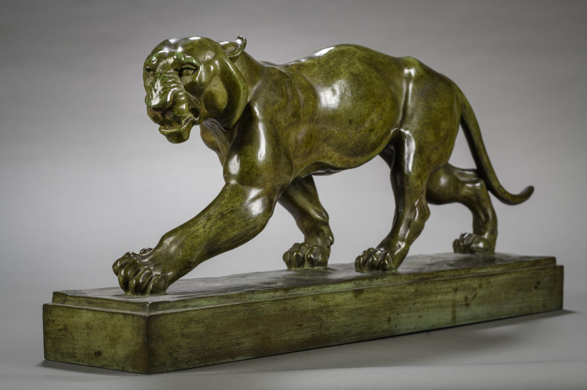 Raymond De Meester: bronze sculpture 'The lioness' (28.5x60x13.5cm)