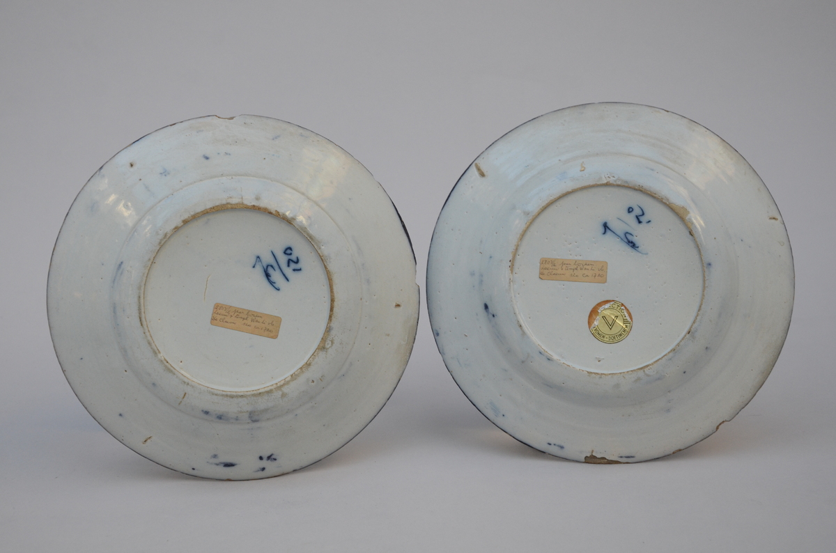 A pair of Delft earthenware plates signed De Klaauw, 18th century (dia 22.5 cm) (*) - Image 2 of 3