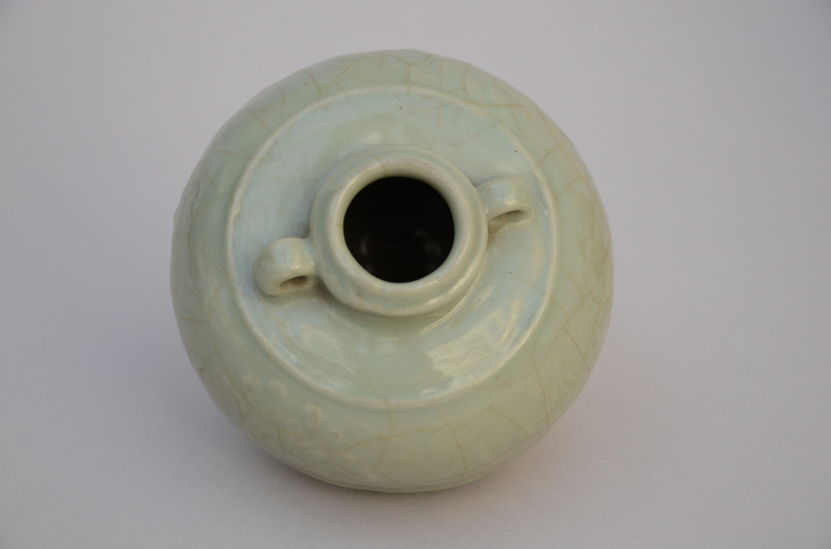 Chinese celadon vase with floral relief decor (H10cm) - Image 3 of 4