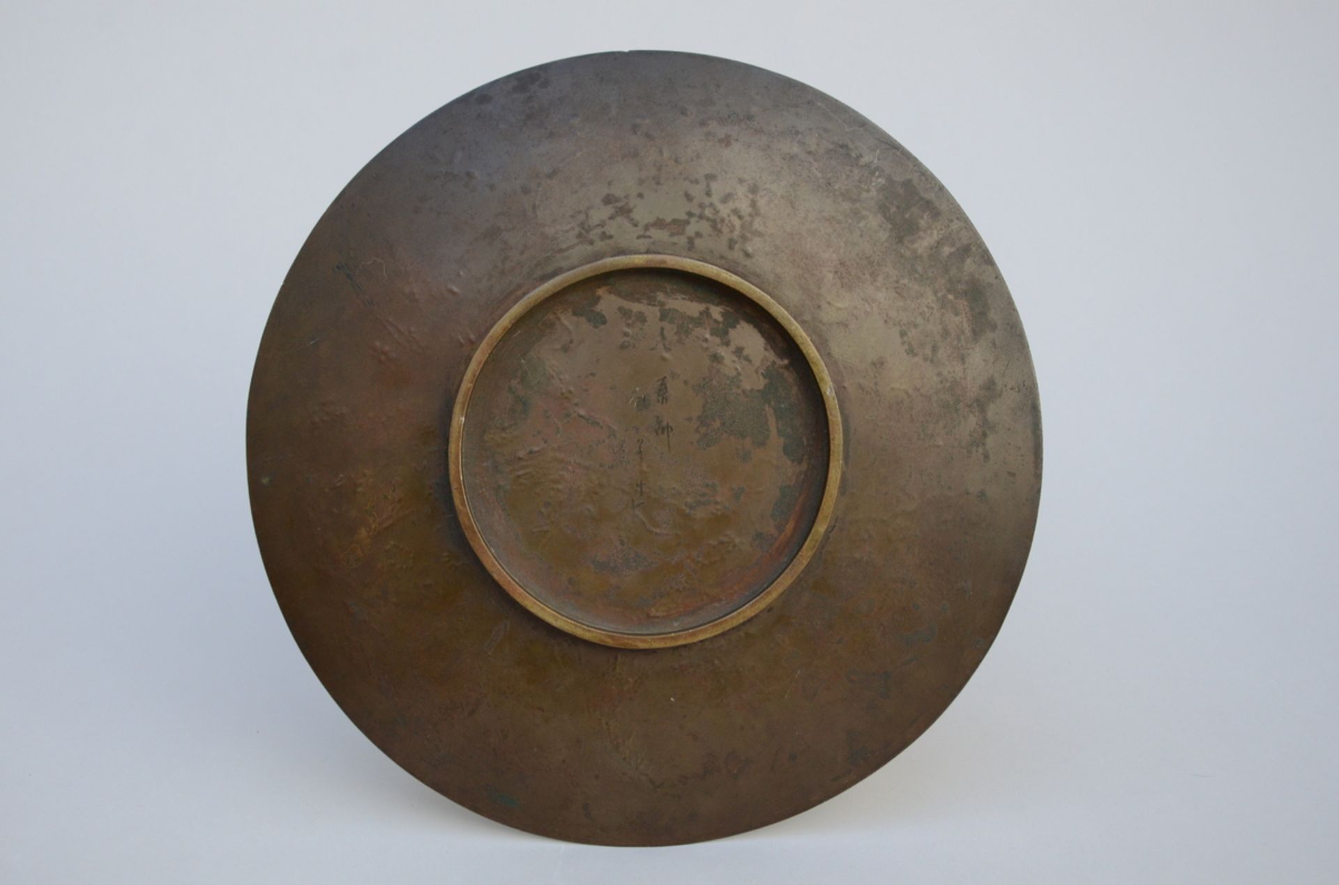 A Japanese bronze dish with gilt relief decoration, signed (Dia 27 cm) - Bild 2 aus 4