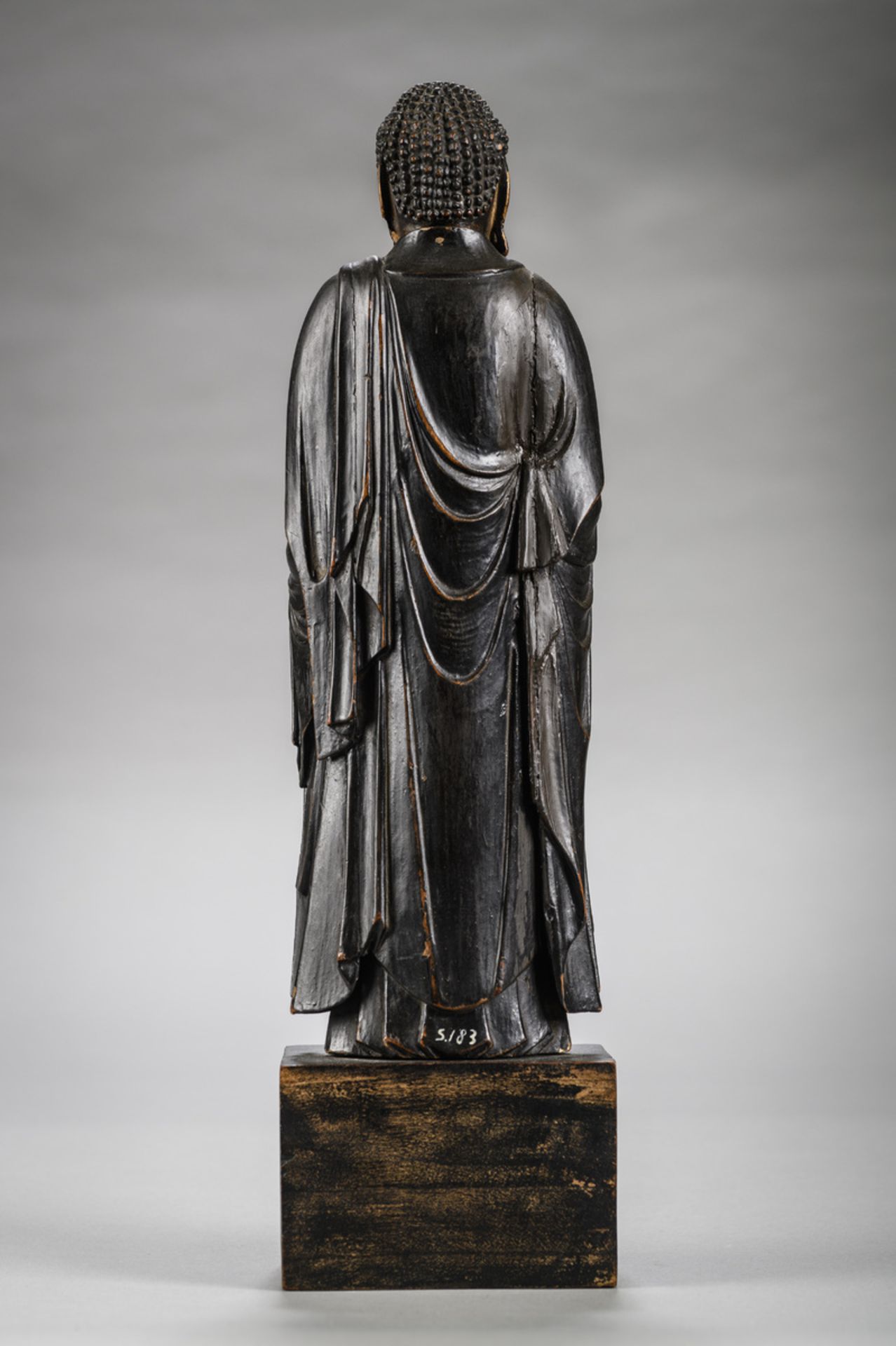 Japanese lacquered wooden statue of a standing Buddha, Edo period (34cm) (*) - Bild 3 aus 4